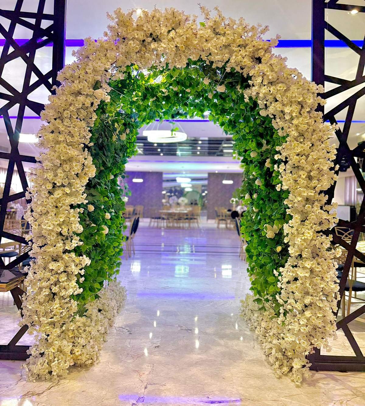 Salón Black, arco floral de entrada