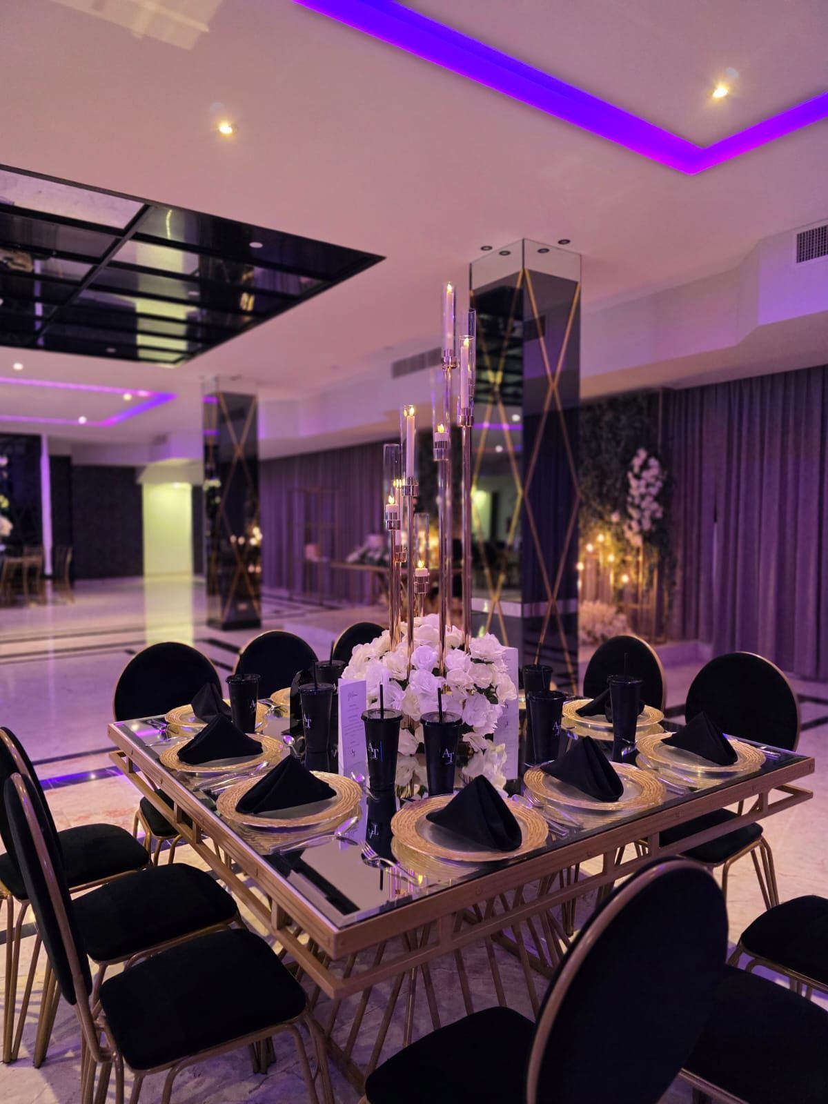 Salón Black, montaje negro y dorado