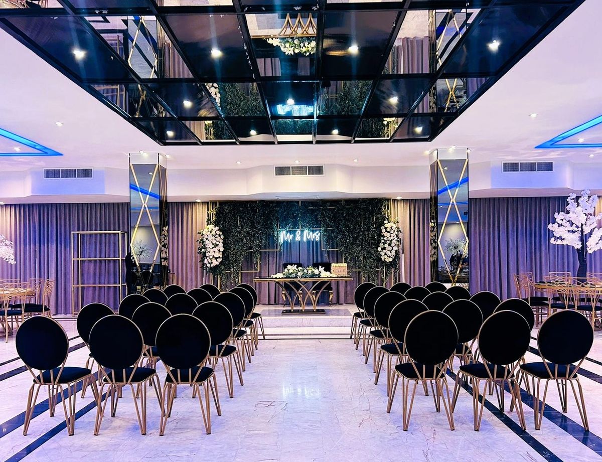 Salón Black, ceremonia con letrero Mr & Ms