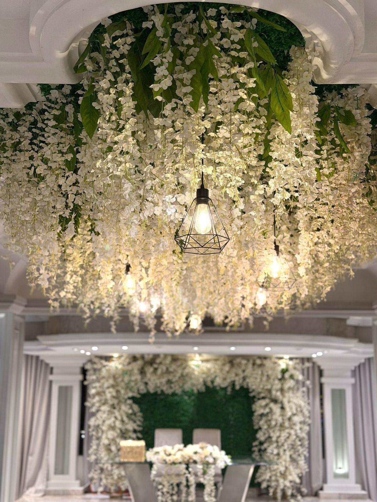 Salón Gold, techo de flores blancas