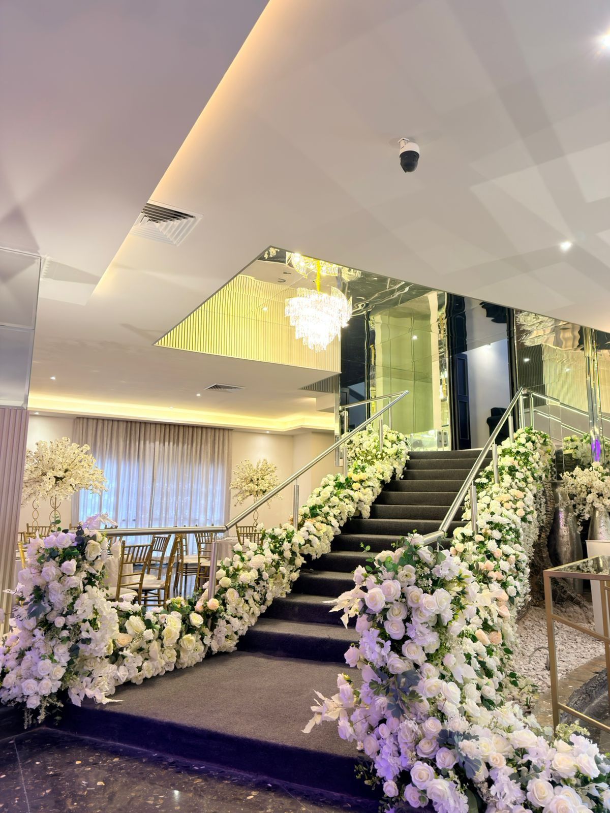 Salón Lux, escalera con flores