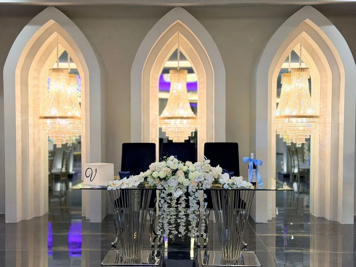 Salón Lux, mesa de honor entre arcos y candiles